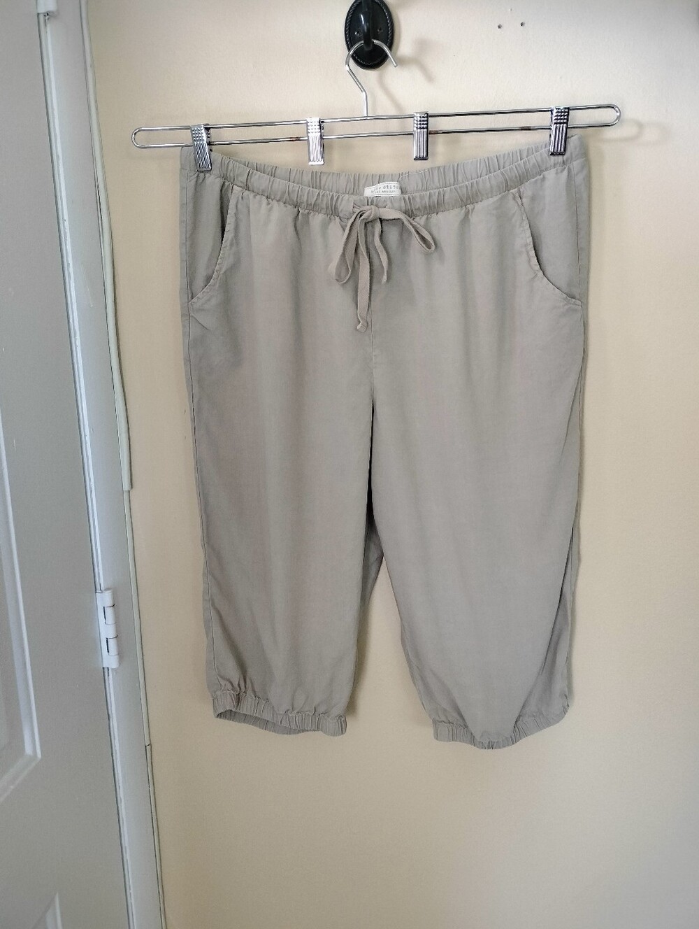Side Stitch Pull On Beige Relaxed Fit Cropped Capris Joggers L Travel Vacation